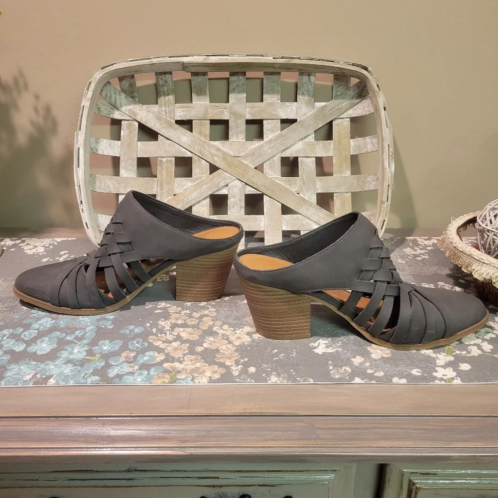 Universal Thread Gray Mules - Picture 3 of 9